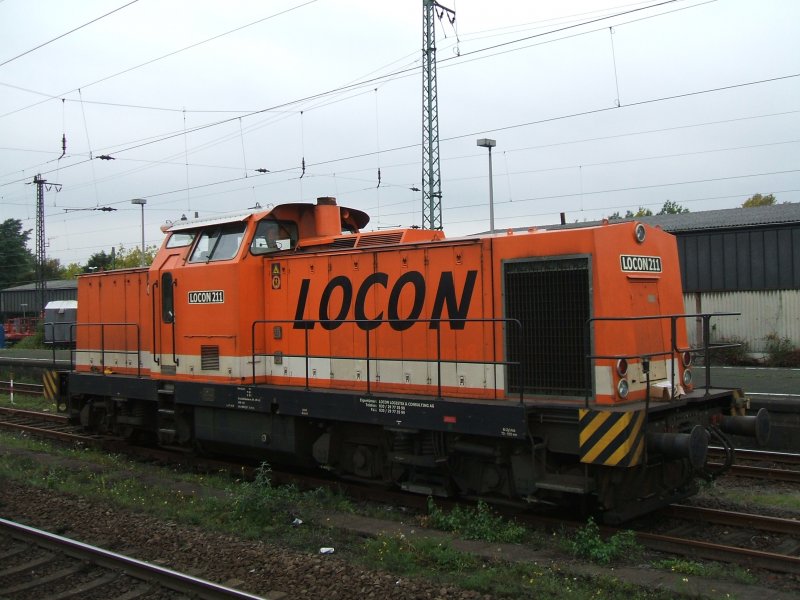 Diesellok Locon 211 in Wanne Eickel Hbf. abgestellt auf einem 
Durchfahrgleis.(Locon Logistik + Consultin AG)03.10.2007