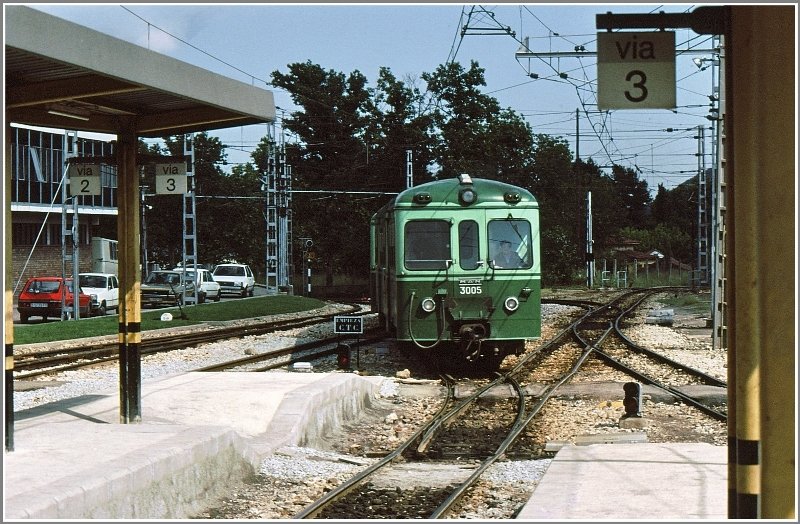 Dieselschienenbus MAN 3005 bei der Einfahrt auf Gleis 3 in Martorell. Gleis 3 besitzt Bahnsteige auf beide Seiten, was das Umsteigen in beide Anschlussrichtungen vereinfacht. (Archiv 07/84)