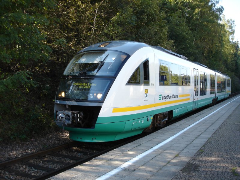 Dieseltriebwagen der  Vogtlandbahn  im Bahnhof Bad Brambach-Sachsen
im regulren grenzberschreitenden Personenverkehr zur Tschechischen Republik,
Sept.2005