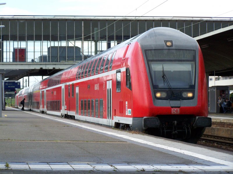 Dieser Regionalzug kam zuvor aus Frankfurt a. Main Hbf und endete hier in Heidelberg Hbf. Nachdem alle Fahrgste ausgestiegen sind, wurde eine Rangierfahrt vorgenommen. Aufgenommen am 4.September 2007 in Heidelberg Hbf.