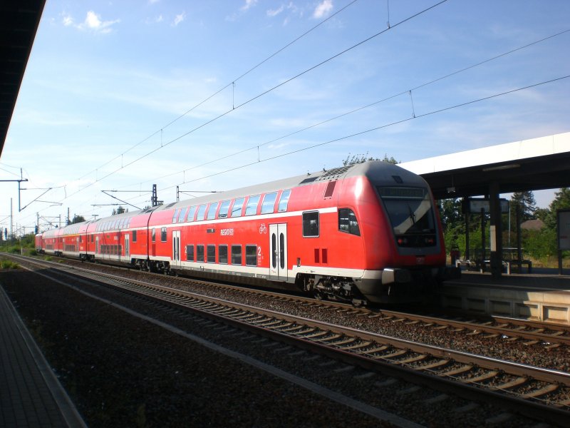 Doppelstock-Steuerwagen (2. Gattung) als RE4 nach Wismar im Bahnhof Nauen.