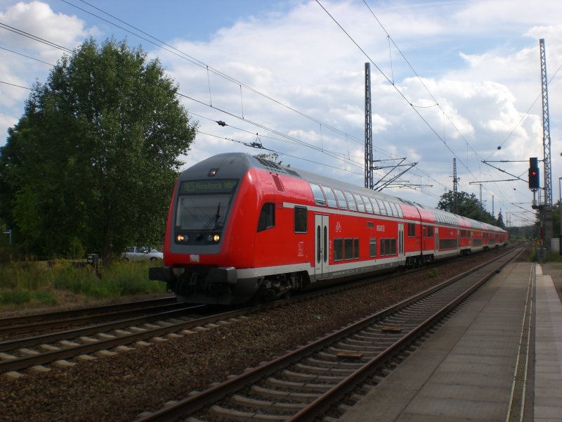 Doppelstock-Steuerwagen (2. Gattung) als RE5 nach Rostock am Bahnhof Ludwigsfelde.