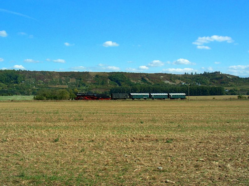 DR 50 3708-0 mit dem DLr 37192 von Freyburg (Unstrut) nach Karsdorf, bei Kirchscheidungen. Der Winzerfestsonderzug kam aus Blankenburg und fhrt hier zur Abstellung; 12.09.2009