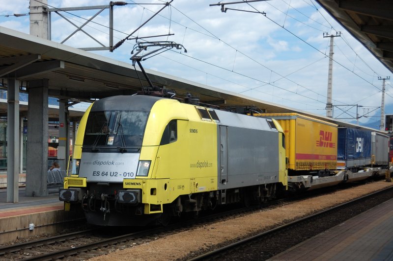 Drei Dispo-Taurus mit laufenden Ordnungsnummern an einem Tag ist doch eher die Ausnahme. Hier ES 64 U2-010 in Wrgl Hbf am 20.07.2008 .