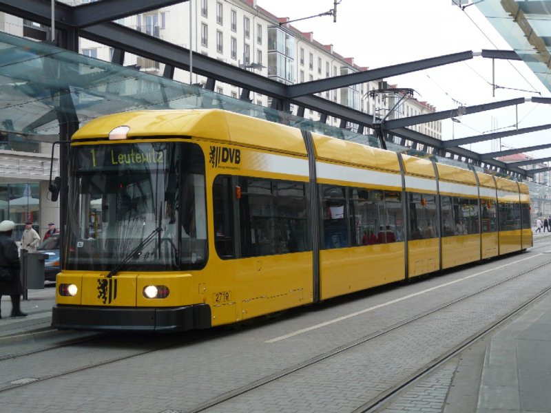 Dresden - Strassenbahn Nr.2719 unterwegs auf der Linie 1 am 10.12.2008