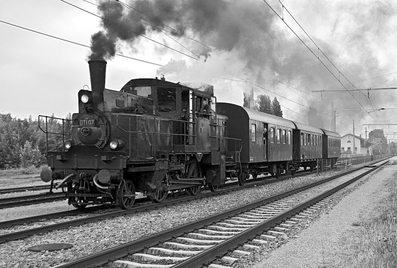 DT1.07 verlt am 16.05.2009 als Nostalgiesonderzug nach Ernstbrunn den Bahnhof Korneuburg aus eigner Kraft !