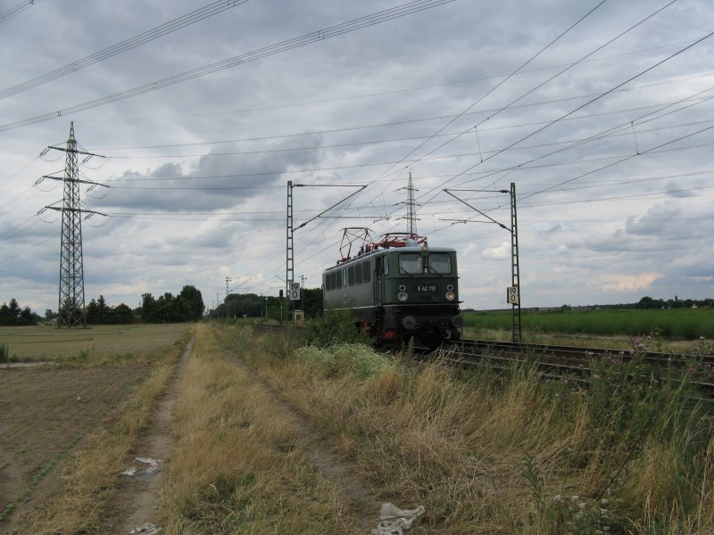 E 42 151 richtung Mannheim.Am 13.07.08 bei der durchfahrt in Lampertheim.