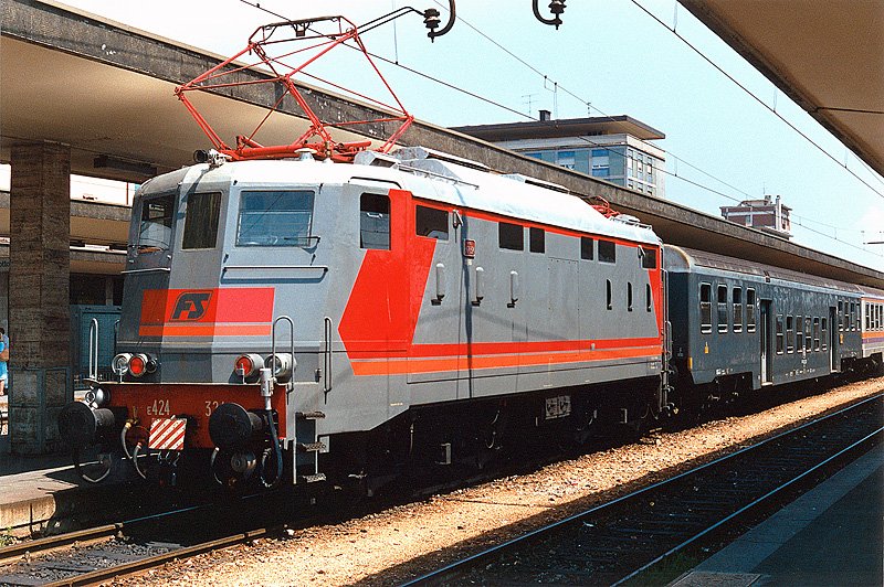 E 424 321 mit einem bunten Nahverkehrszug im Bhf von Brescia. 07-1989