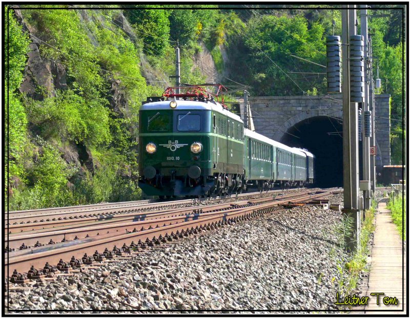 E-Lok 1010.10 mit Sonderzug 16143 von Wien nach Triest durchfhrt den Galgenbergtunnel bei St.Michael i.Stmk. 26.05.2007