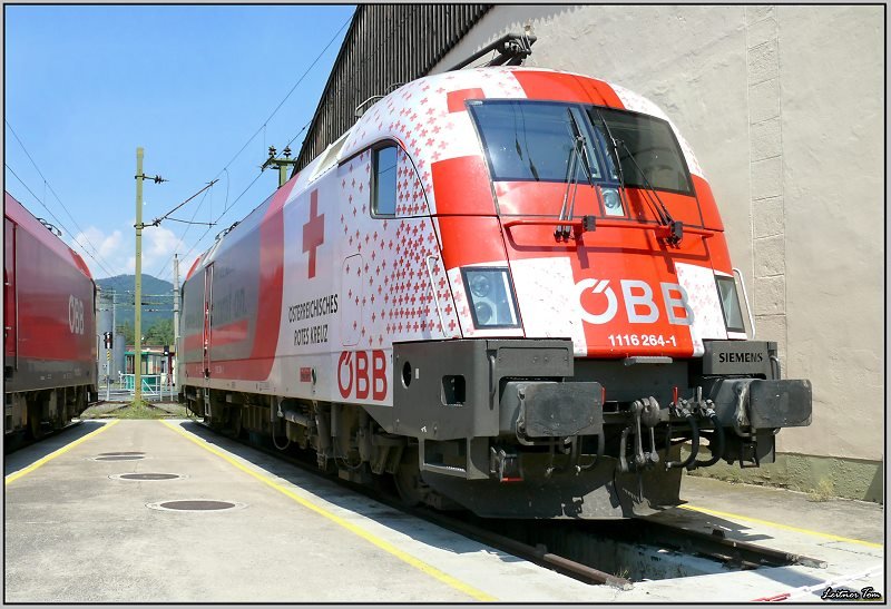 E-Lok 1116 264 Rotes Kreuz steht im Knittelfelder Heizhaus.Dieses Foto ist zwar erst ein Jahr alt, aber schon wieder Geschichte weil die Lok im Frhjahr zur EM-Lok Euromotion umgeklebt wurde.
Knittelfeld 21.07.2007