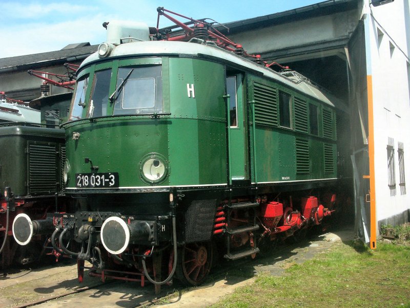 E-Lok 218 der Deutschen Reichsbahn, hier am Lokschuppen des ehem. Bw Weimar im Mai 2003