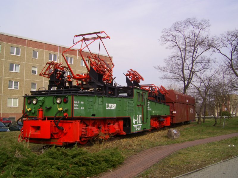  E-Lok 817 transportierte am 25.12.1999 die letzte Rohbraunkohle aus dem Tagebau Meuro in das Kraftwerk Brieske.Mit der Netztrennung des Kraftwerkes Brieske ging am 27.12.1999 die ra der Braunkohlefrderung und Veredelung im Raum Brieske (Marga) zu Ende. 
 Steht heute als Denkmal in Brieske.