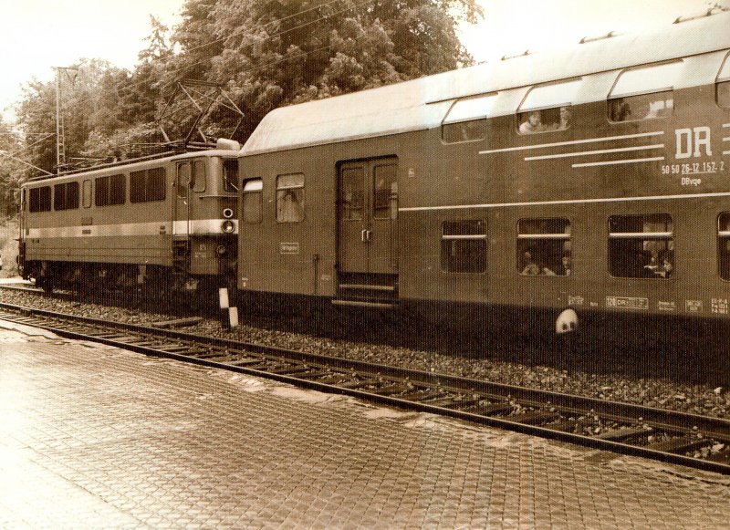  E-Lok BR 242 (E 42) der DR vor Doppelstockzug Bhf. Kurort Rathen, um 1986