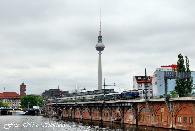 E18 047 mit DPE 37994 Ilmenau - Bergen(Rgen) vor der klassischen Berlin-Kulisse an der Jannowitzbrcke (27.06.09)