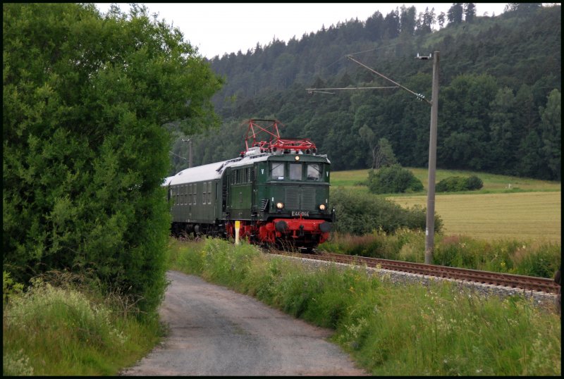 E44 044 auf den Weg nach Sonneberg kurz nach Rdental. 20.06.2009