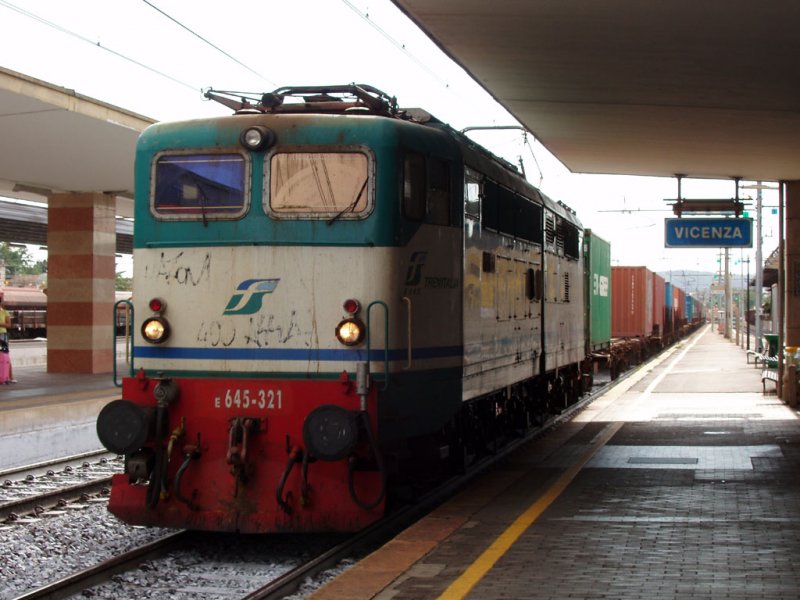 E645.321 mit einem Gterzug in Vicenza