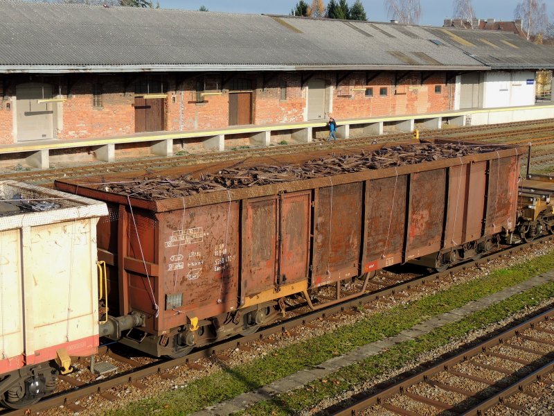 Eaos-x (31815358402-1), stehtvollbeladen mit Schrott am Bhf 