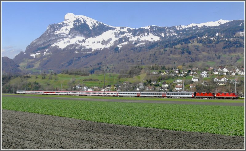 EC 163 nach Wien Westbf mit zwei Re 4/4 II zwischen Trbbach und Weite im St.Galler Rheintal. (09.04.2008)