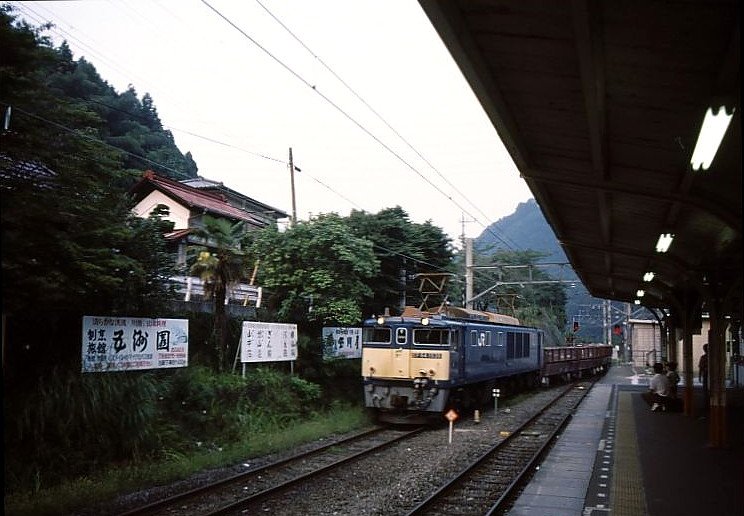EF64 1000, die neueren Loks der Serie EF64 (Baujahre 1980-1982). Hier fährt die EF64 1036 in Mitake (in der Hauptstadt-Praefektur Tokyo) ein, 29.August 1994.