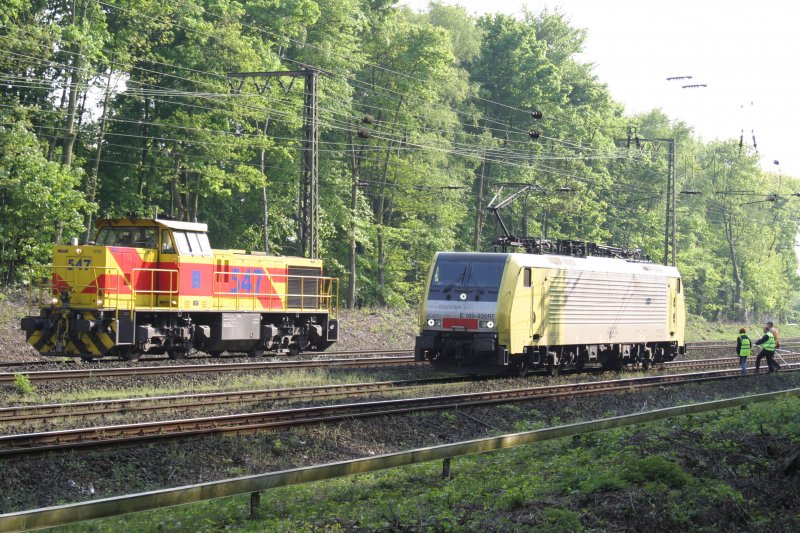 EH Lok 547 und ES 64 F4-026 am 23.4.09 in Duisburg-Neudorf