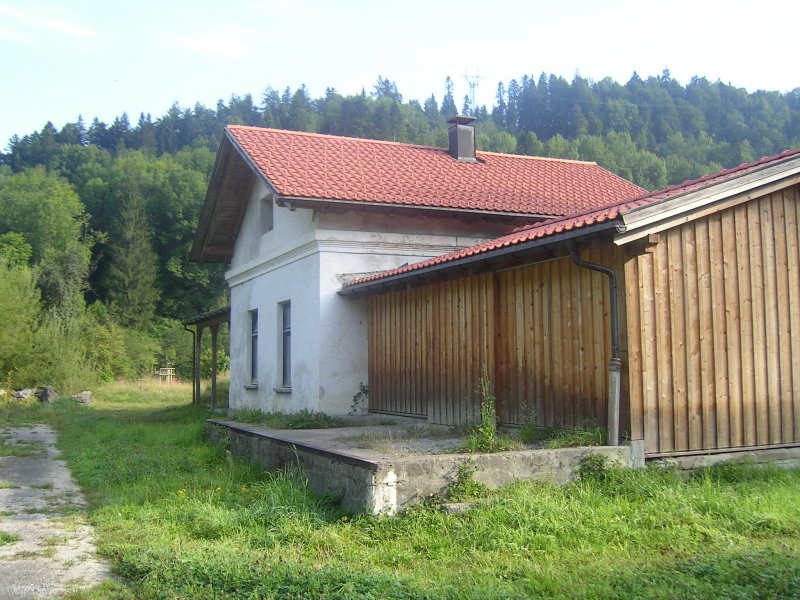 ehemalige Bregenzerwaldbahn, Bahnhof Doren-Sulzberg bei km 13,6. Im Gelnde um den Bahnhof befindet sich heute ein Campingplatz. Der Bahnhof wurde vor einigen Jahren ein wenig renoviert, zumindest bekam er ein neues Dach. Der Schuppen in dieser Ansicht ist nicht mehr original. 28.8.2008