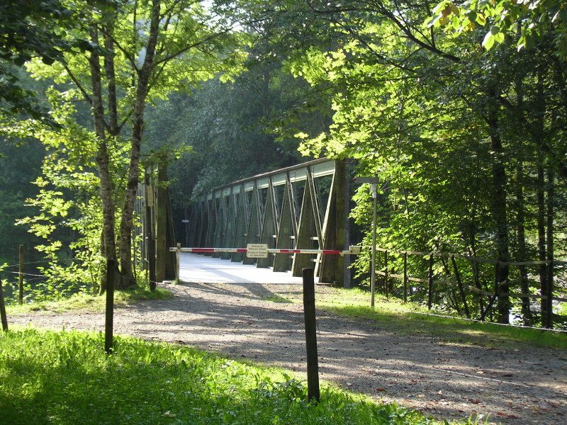 ehemalige Bregenzerwaldbahn, ehemalige Haltestelle Weissachbrcke bei km 15. Die Stahlfachwerkbrcke aus dem Jahr 1901 ist nach wie vor vorhanden und in gutem Zustand. Eine gleichartige Brcke wird heute bei Bezau von der Museumsbahn immer noch befahren.  Die Brcke hat eine Lnge von 40m   28.8.2008