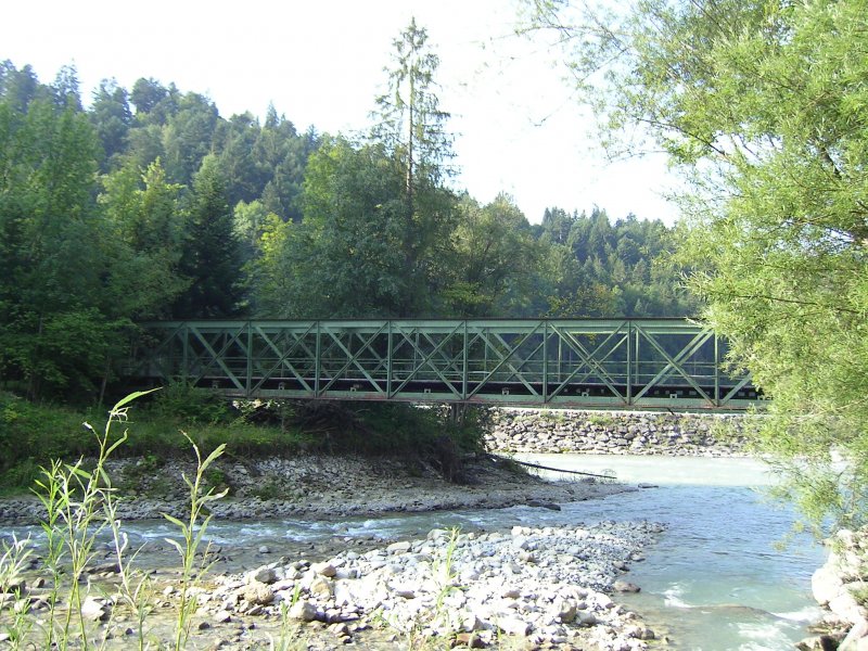 ehemalige Bregenzerwaldbahn, ehemalige Haltestelle Weissachbrcke bei km 15. Die Stahlfachwerkbrcke aus dem Jahr 1901 ist nach wie vor vorhanden und in gutem Zustand. Eine gleichartige Brcke wird heute bei Bezau von der Museumsbahn immer noch befahren. 28.8.2008