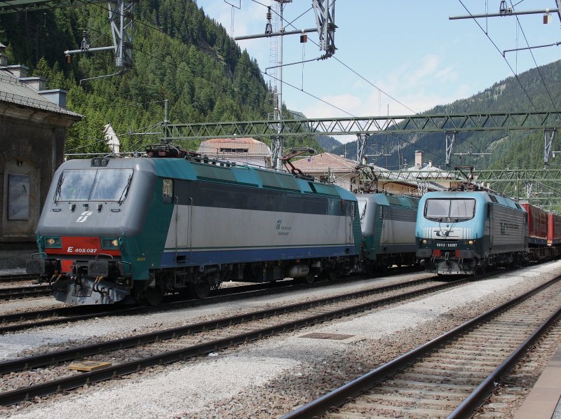 Eie EU 43 001 und die E 405 027 am 11.06.2009 im Bahnhof Brenner.