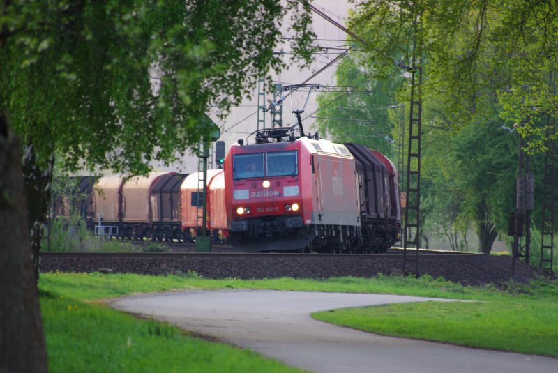 Eigentlich ist dieses Bild der 185 157-5 eher zufllig entstanden beim Test des neu eingetroffenen Tele. Ich find es hat was, wie sie sich kurz vor Eschwege in die Kurve legt. 24.04.2009.