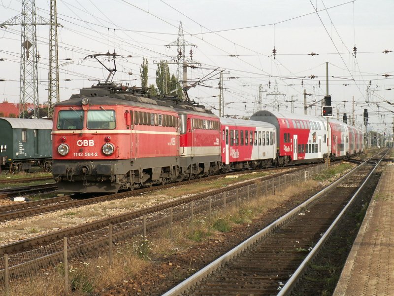 Ein 1142 Tandem mit 1142 564 Altlack an der Spitze fhrt mit einem REX nach Amstetten in Wien Htteldorf ein (2.10.2007)