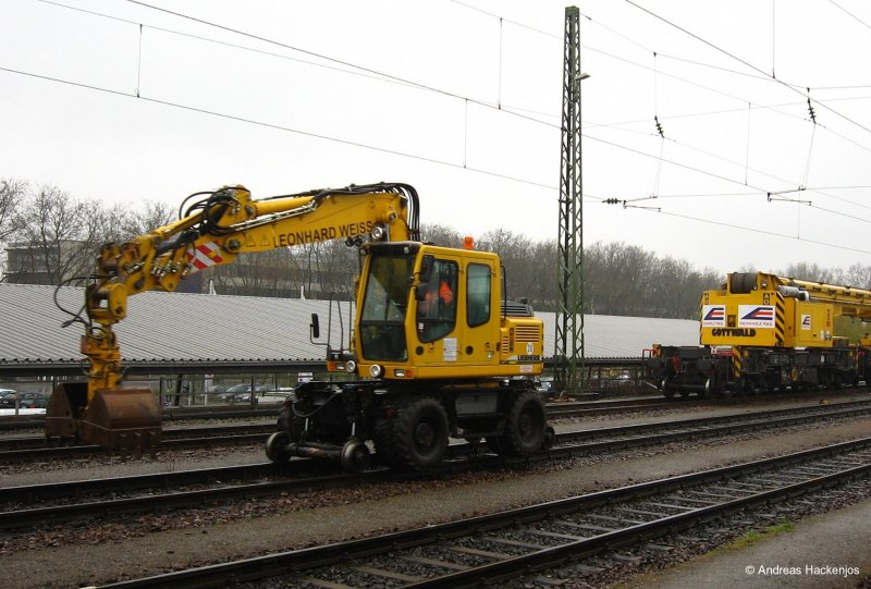 Ein 2 Wegebagger von Leonhard Weiß bei der Durchfahrt des Karlsruher Hbf am 9.4.08