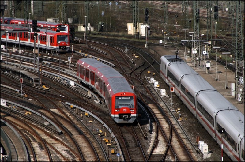 Ein 474er Kurzzug wird in wenigen Augenblicken als S31 den Endbahnhof Altona erreichen.