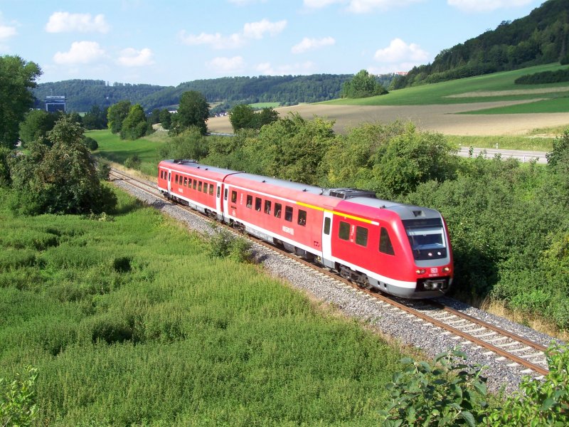 Ein 612er mit zwei Farben. Hier aufgenommen bei der Ausfahrt der Stadt Oberkochen am  25.Juli 2007. er fuhr als IRE nach Ulm Hbf.