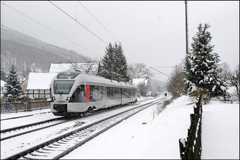 Ein Bild vom letzten Monat im Sauerland: ET22007 durchfhrt als ABR99614 ,(RE16  Ruhr-Sieg-Express ) nach Siegen, das Drfchen Benolpe. (26.03.2008)
