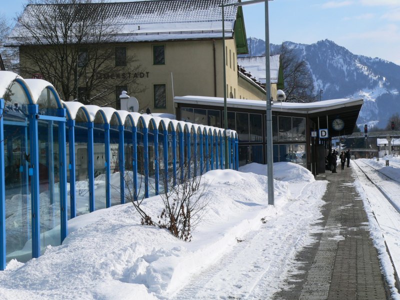 Ein Blick auf das verschneiete Bahnhofsgebude das rtchens Immenstadt. Aufgenommen am 20.02.06