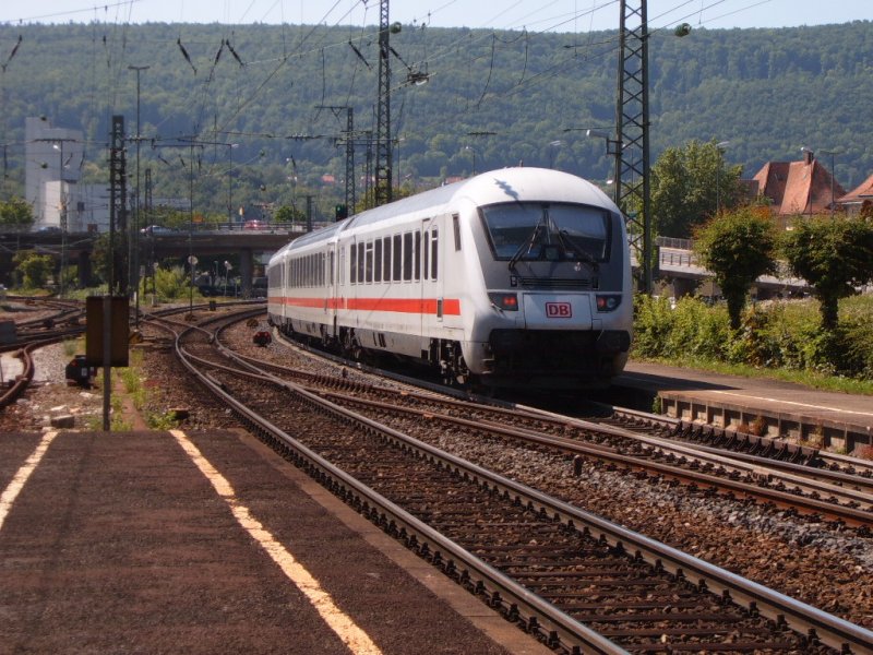 Ein Bpmbdzf-Steuerwagen des IC 2160 von Nrnberg HBF nach Karlsruhe HBF am 19.05.07 bei der Ausfahrt aus dem Aalener Bahnhof.