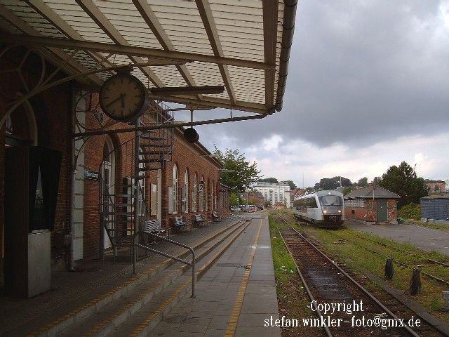 Ein DSB-Desiro steht im Bf Svendborg und wartet auf die Ankunft des Gegenzuges, der am Hausbahnsteig halten wird.