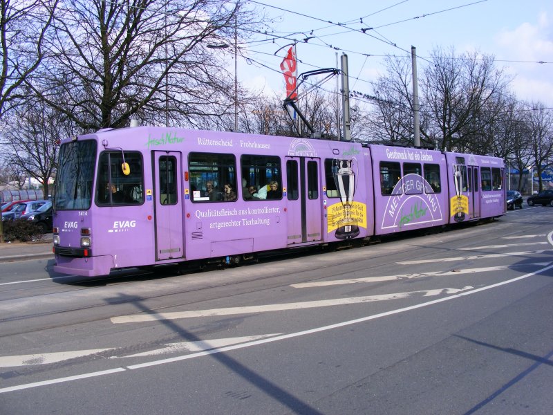 Ein DUEWAG-Stadtbahnwagen M8 der EVAG zwischen den Haltestellen  Krupp Hauptverwaltung  und  Helenenstrae  in Essen am 19. Mrz 2009.