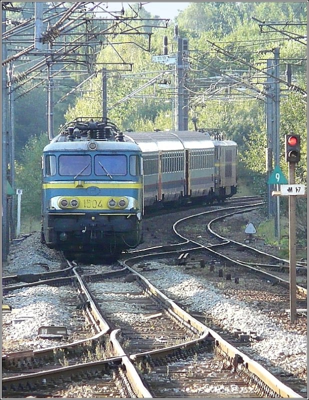 Ein eher seltener Anblick, wenn zwei der drei verbliebenen Loks der Srie 15 an einem Zug hngen. 1503 drckt 1504 mit ihren Wagen auf das Abstellgleis in Gouvy. 14.09.08 (Jeanny).Video von dieser Rangierfahrt freigeschaltet am 27.09.08. 