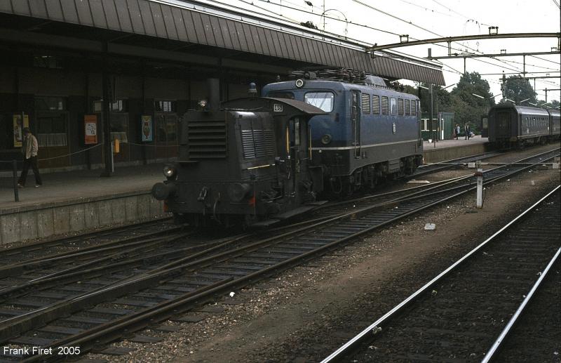 Ein Elok BR 110 wird abrangiert im Grenzbahnhof Venlo (NL)1985.