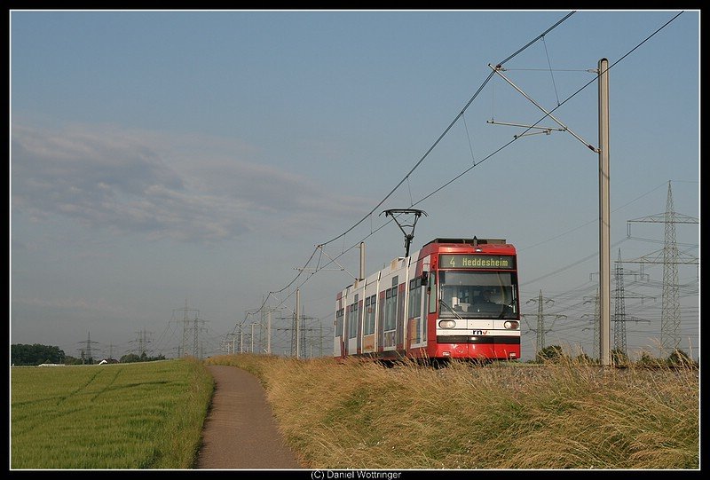 Ein GT6N der Verkehrsbetriebe Ludwigshafen am 2. Juni 2009 zwischen Kfertal und Heddesheim.