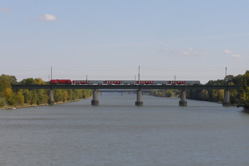 Ein Herkules berquert bei Wien Lobau die neue Donau. Aufgenommen am 13.10.2007