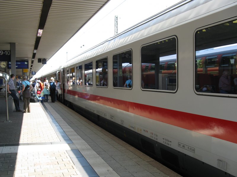 Ein IC2113 von Hamburg-Altona nach Stuttgart Hbf.Am 21.06.08 beim Halt in Mannheim Hbf.