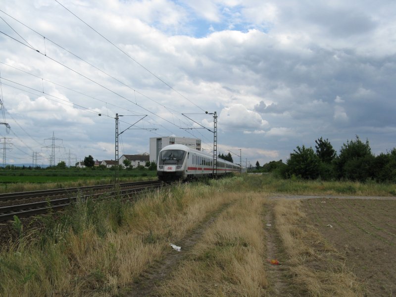 Ein IC2113 von Hamburg-Altona nach Stuttgart Hbf mit +20.Dieser Zug wurde wegen Bauarbeiten ber Gro-Gerau umgeleitet.Am 13.07.08 beei der durchfahrt in Lampertheim.