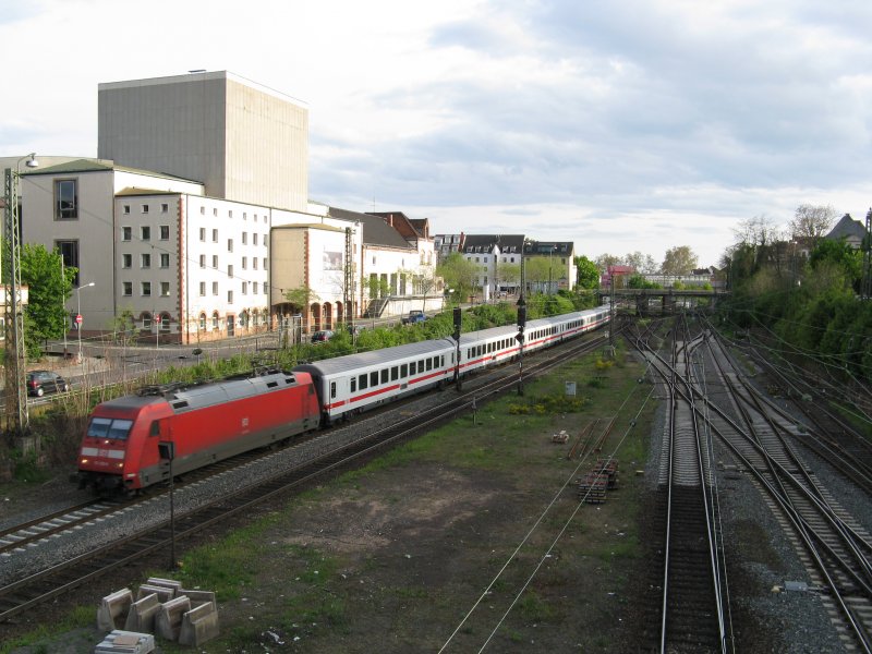 Ein IC2318 von Stuttgart Hbf nach Dortmund Hbf.Am 01.05.08 bei der durchfahrt in Worms Hbf.