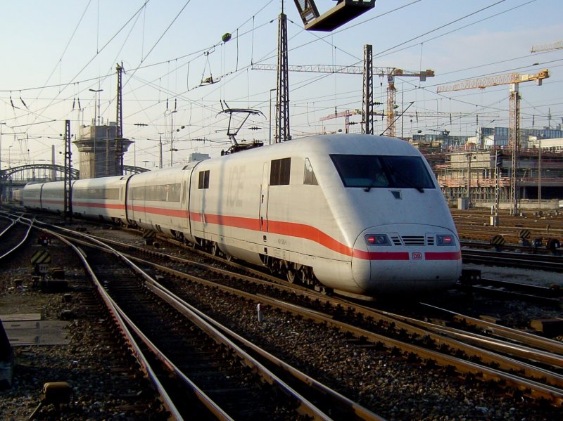 Ein ICE 1 am 08.11.2008 bei der Ausfahrt aus dem Mnchner Hbf.