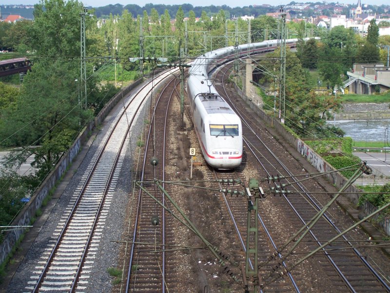 Ein ICE-1 (Br.401) auf dem Weg von Mnchen Hbf nach Berlin-ostbahnhof, berquert die Neckarbrcke zwischen Stuttgart hbf und den Bahnhof Stuttgart-Bad Cannstatt. Der zug wird in Krze den Bahnhof Stuttgart Hbf erreichen und dort ein Fahrtrichtungswechsel einlegen. Aufgenommen im Sommer 2007