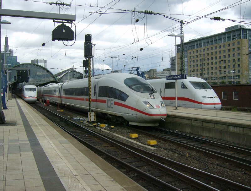 Ein ICE 1, ein ICE 3 und ein ICE 2 am 04.07.2007 am Frankfurter Hauptbahnhof. Das Wetter war zwar regnerisch, aber fr Fotos noch immer gut geeignet.