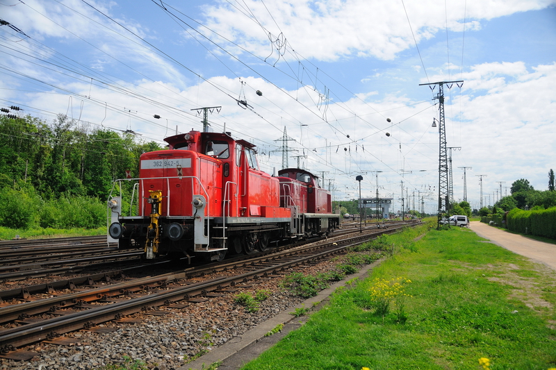 Ein illustres Diesel-Prchen vor dem Reiterstellwerk in Kln-Gremberg. (Mai 2009).