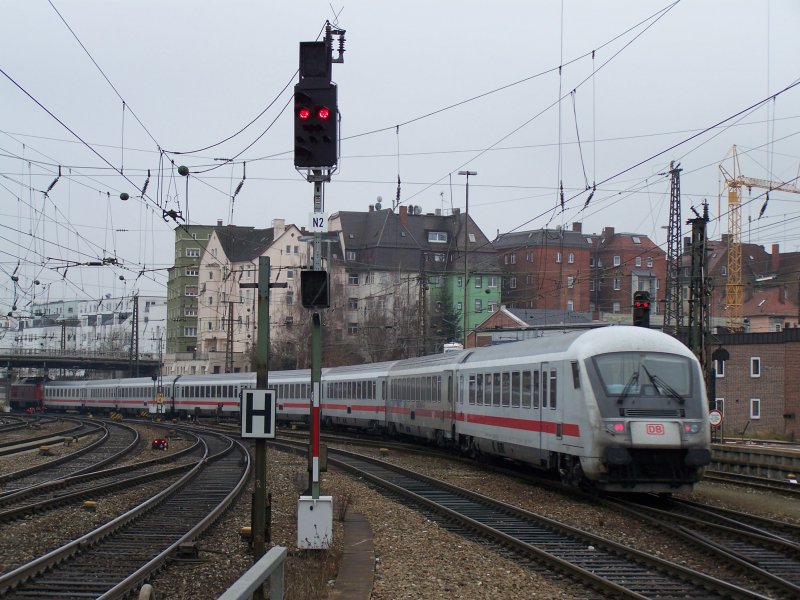 Ein InterCity verlsst den Bahnhof Ulm Hbf, gezogen von einer 234er. Aufgenommen am 24.November 2007